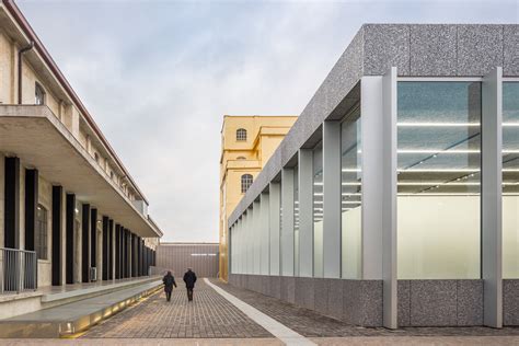 fondazione prada milano pavimento esterno legno|Fondazione Prada / OMA .